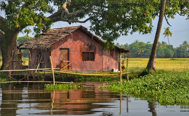 stará chata u vody